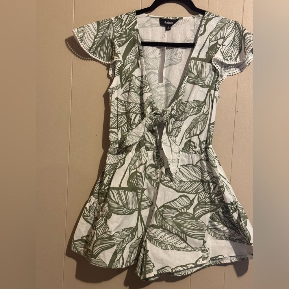 NWT AAKAA Women small Green‎ Leaf Print Tie  Romper TRAVEL BOHO BEACHY TROPICAL - Picture 2 of 10